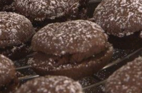 ein Schokoplätzchen auf dem Backblech
