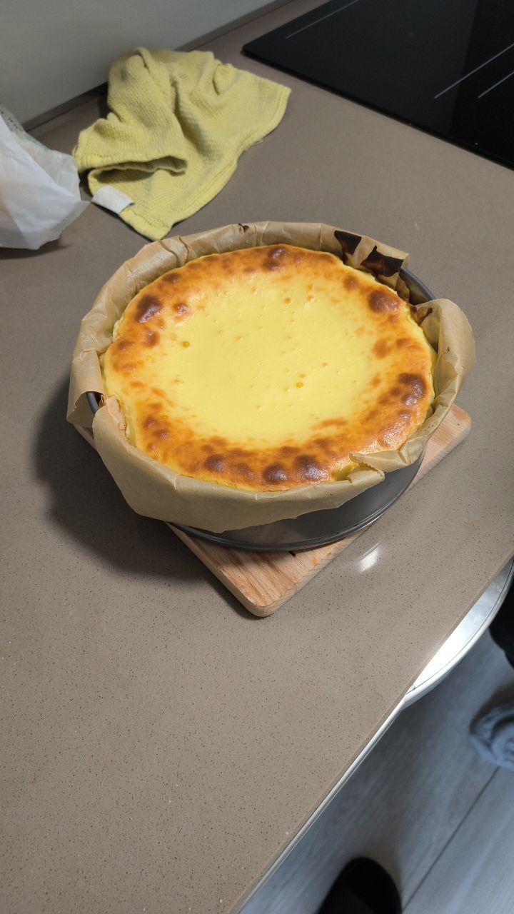 Una cheesecake basca subito dopo la cottura