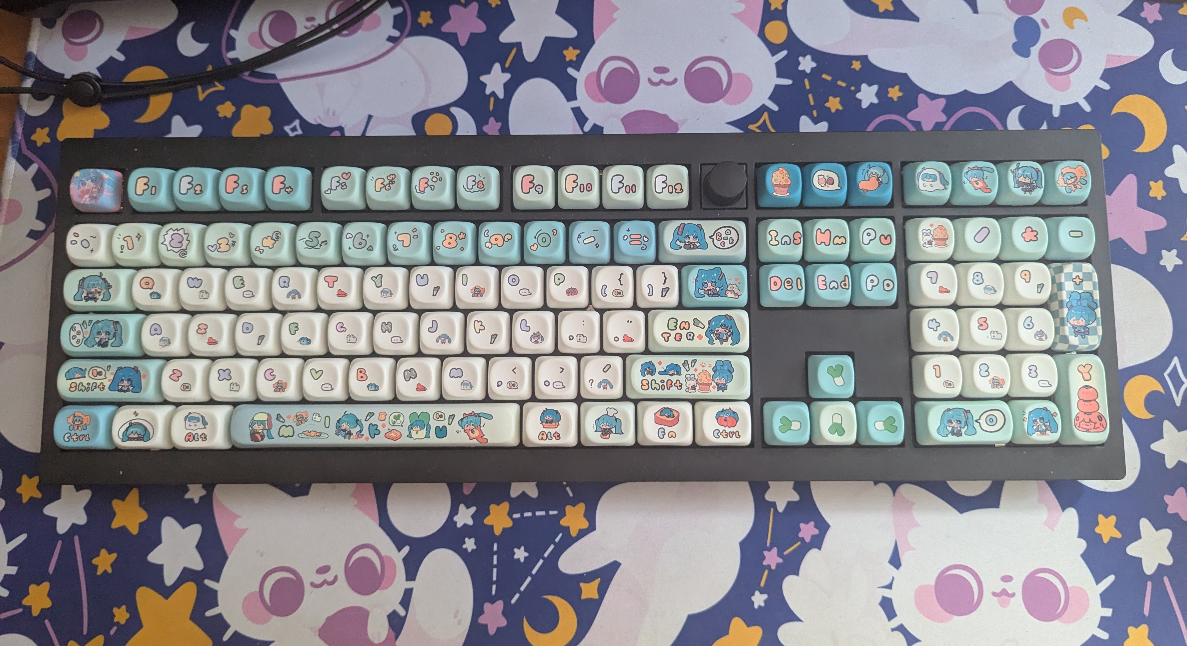 Keychron V6 keyboard with Hatsune Miku keycaps