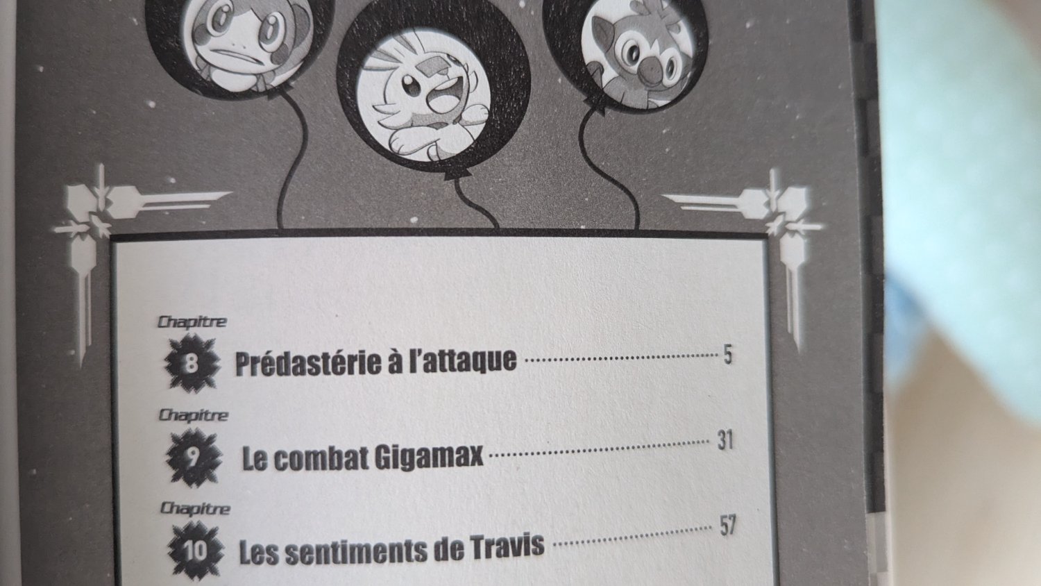 Photographie d'une table des matières de manga Pokémon dont le chapitre 8 est « Prédastérie, à l'attaque ! »