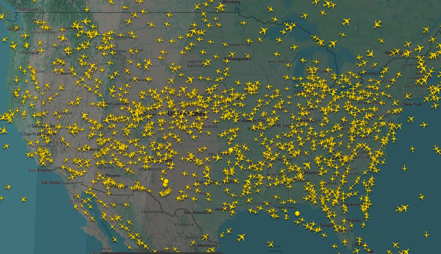 live air traffic showing the thousands of planes currently in the air over the US